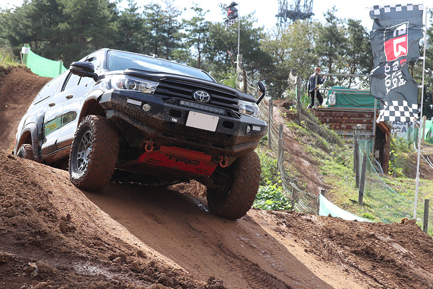 フロントバンパーを換装し、TRDの真っ赤なアンダーガードを装着しオフロード仕様のハイラックス