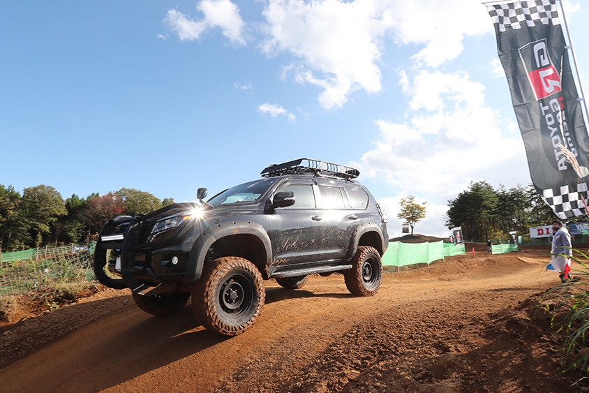 プラドもサスペンションでリフトアップし、よりオフロード仕様に