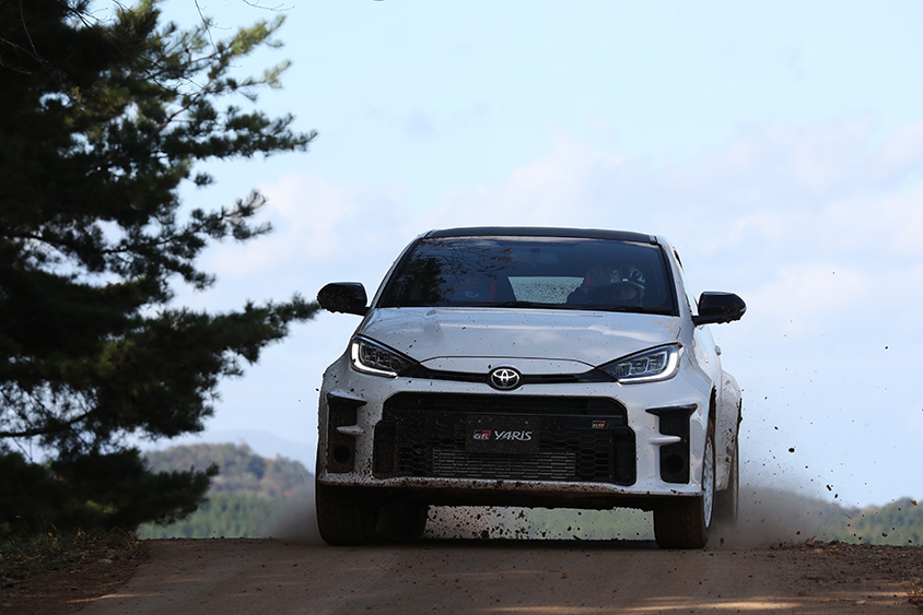 GRヤリスに同乗し、ターマックとグラベルの走りを体感できる貴重な機会も