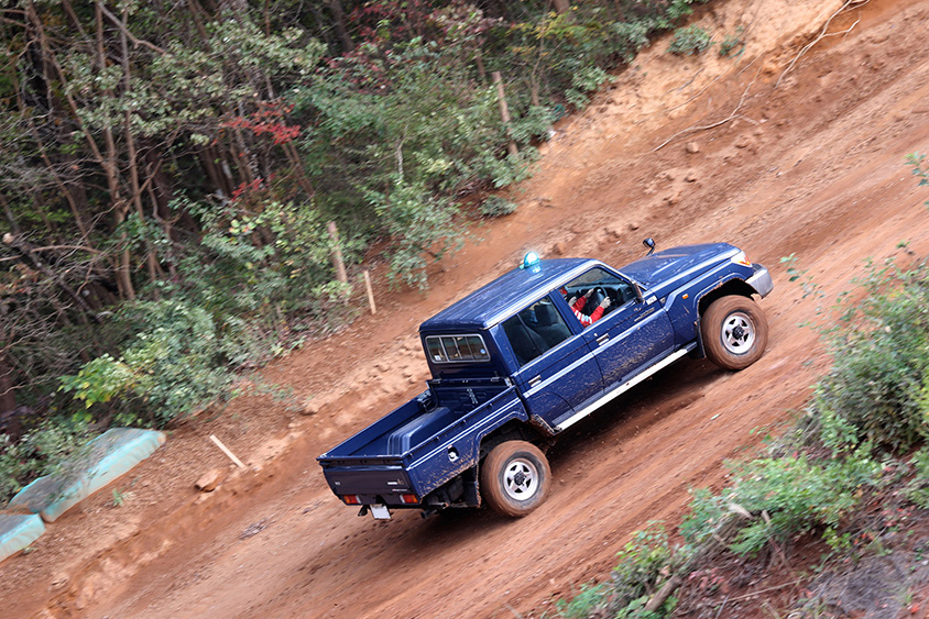 スポーツランドSUGOモトクロスコース名物、斜度30度の「大坂」を登る