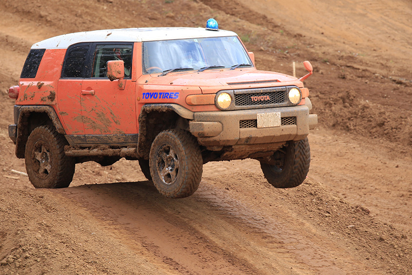 ダカールラリーでは市販車部門のランクルで総合12位に入るほどのドライバー、三橋淳選手の走り