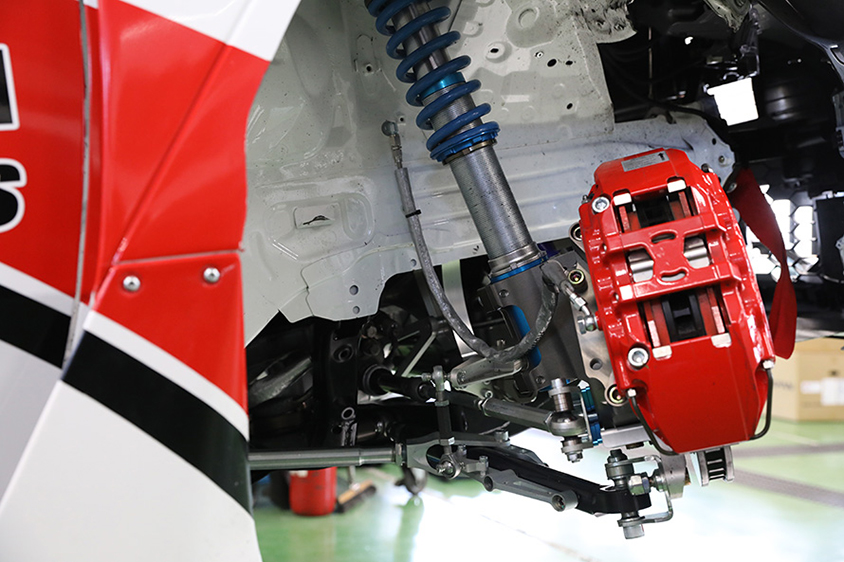 CUSCO得意の車高調サスペンションをベースにアーム類も製作。