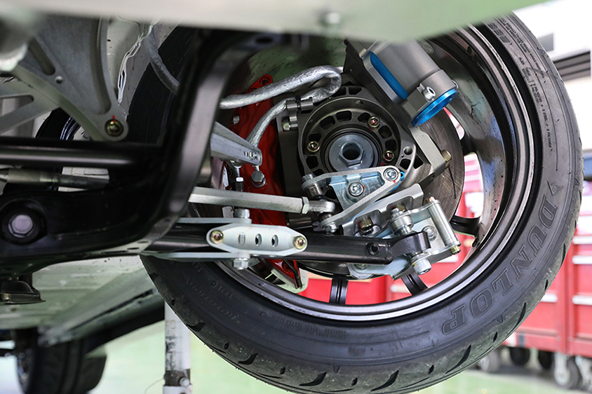 深い舵角と高い操縦性を実現するパーツ。