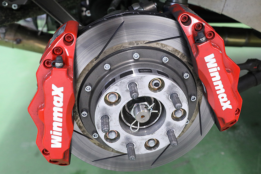 サイドブレーキが別ラインとなるツインキャリパー仕様。