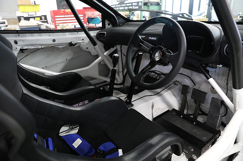 コクピットはシンプル。ドライバーの位置をリヤに移動するためシートやペダルをリヤ方向に移動。