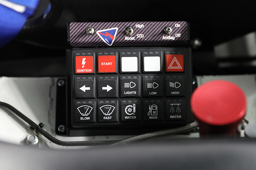 電気系のスイッチはドライバーシート左横に。