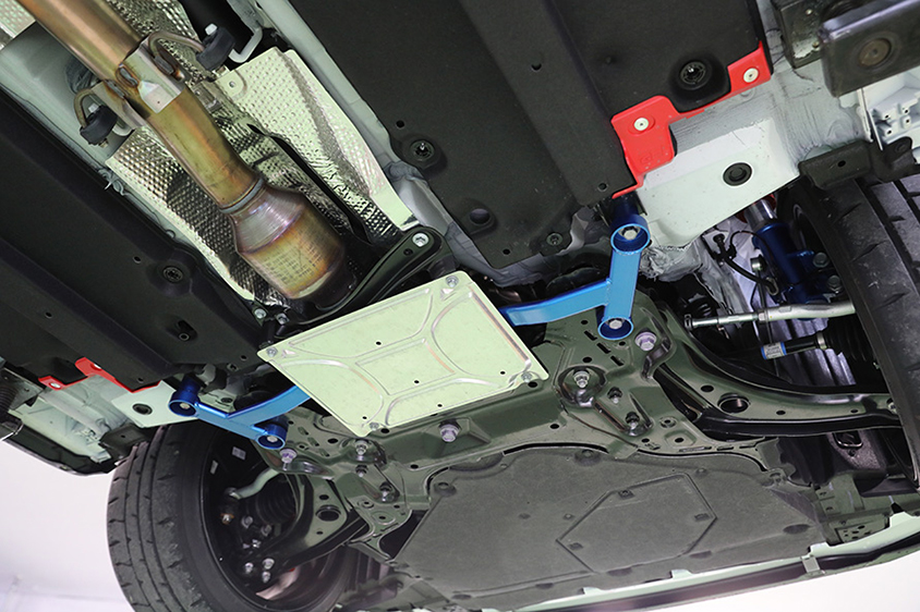 ブルーのパーツがパワーブレース　フロントメンバーリヤ。