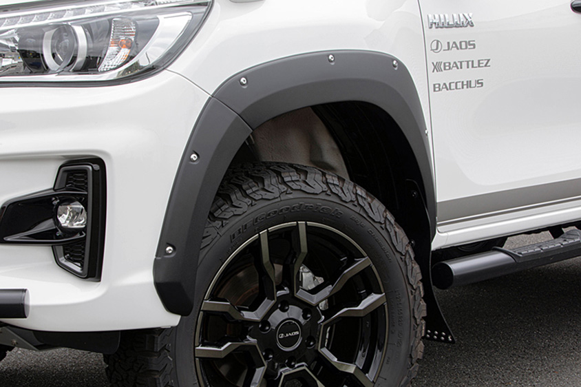 「ハイラックス」のフェンダーガーニッシュ（JAOS）