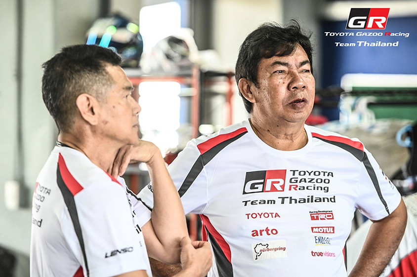 arto Team Thailand のステポン・サミタシャ監督（右）