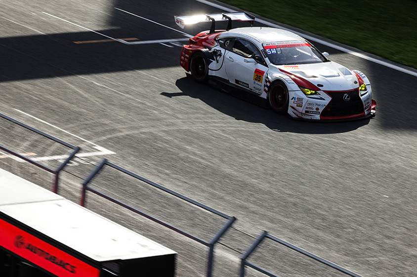 ホームストレートを快走する35号車LEXUS RC F GT3