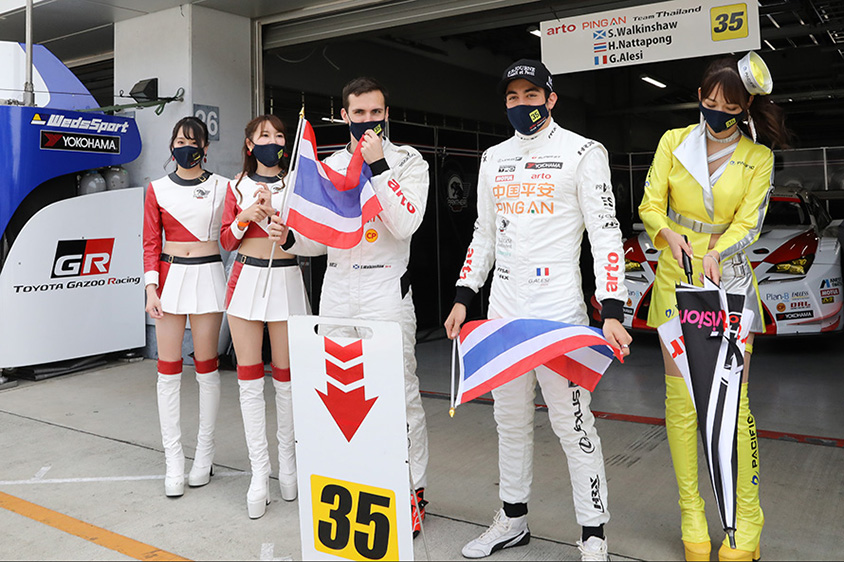 チームの母国、タイに敬意を払うショーン選手とジュリアーノ選手