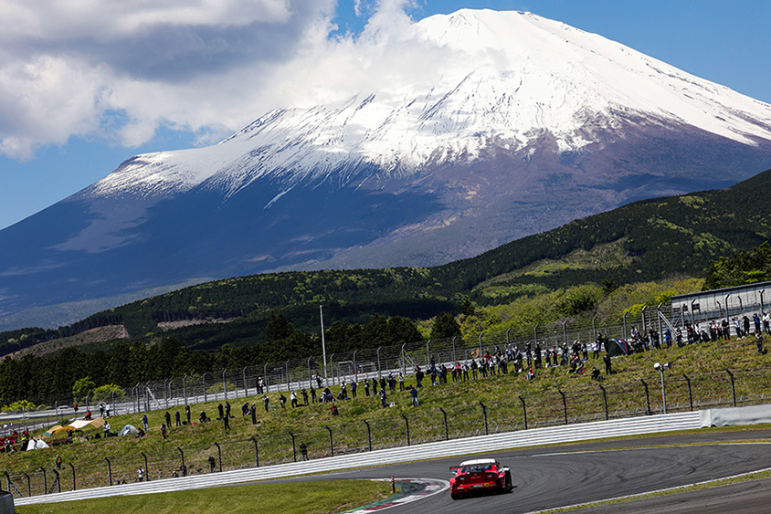 arto Team Thailandの35号車LEXUS RC F GT3と富士山