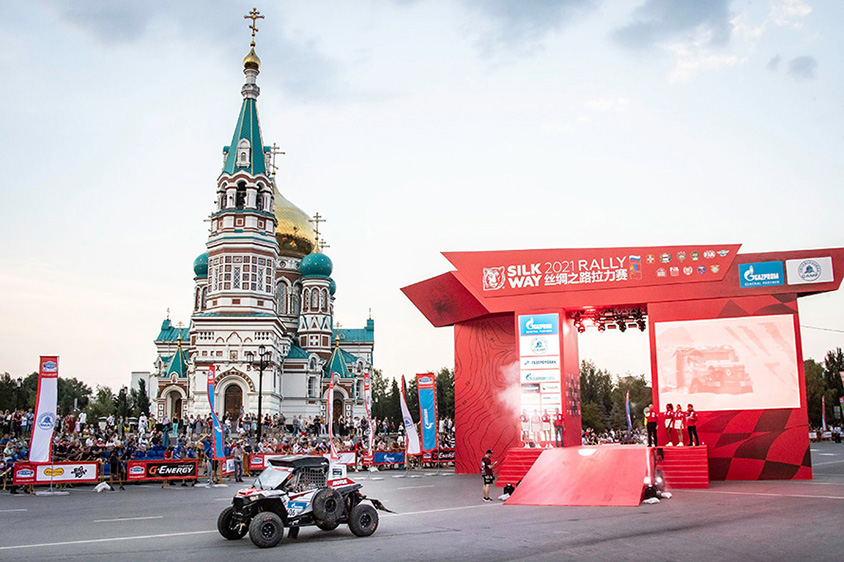 2021年にロシアで開催されたSILK WAY RALLYにPOLARIS RZRで参戦