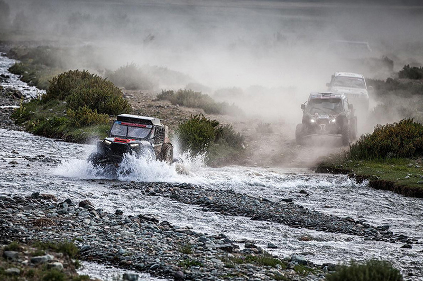 乾いた台地を走り、川も渡る
