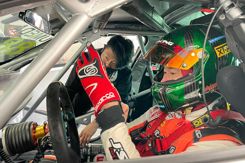 スイカのようにカラーリングされたヘルメットがトレードマーク