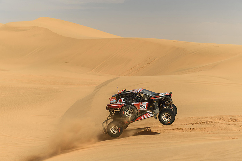 サウジアラビアの砂丘を果敢に攻める