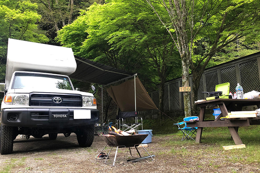 レースのない休日は愛車のランドクルーザー70でキャンプを楽しむ