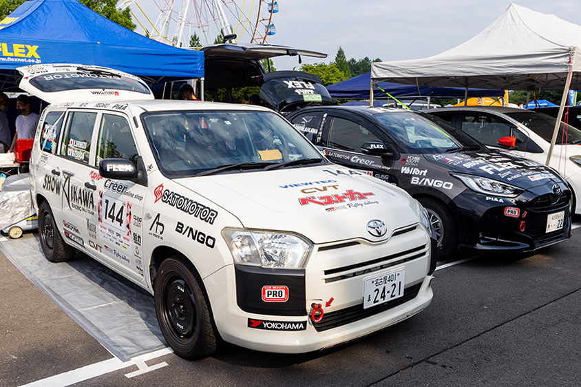 サクシード（左）と哀川翔選手の乗るヤリス（右）