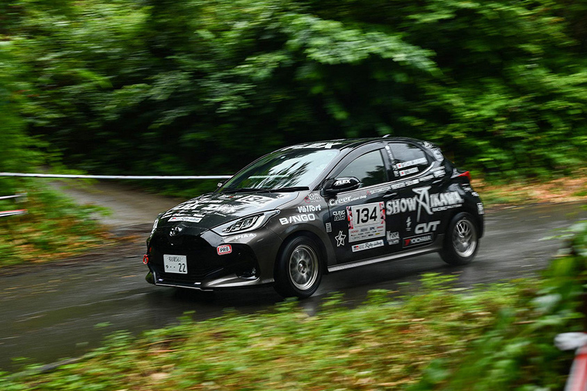 哀川翔選手の運転するヤリス