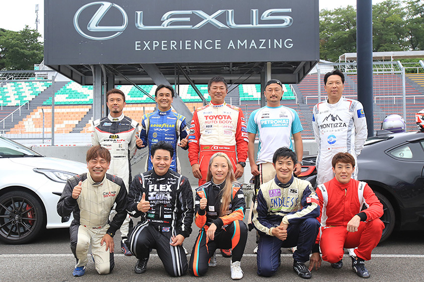今回のドライバーたち。前列左から藤田孝博選手、清水宏保選手、小山美姫選手、森下陽介選手、銘苅翼選手。後列左から坂本祐也選手、田ケ原章蔵選手、私、佐藤晋也選手、山口明選手