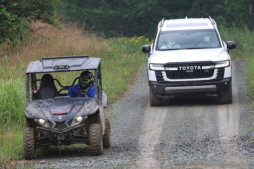ランドクルーザー300とROVでこれだけのサイズ差がある