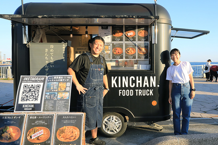 笑顔のために、車好きがマッシブなキッチントレーラーを四駆でけん引 