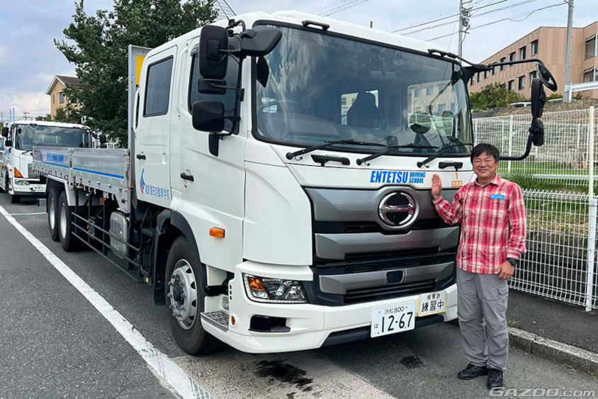 大型免許教習車と寺田昌弘氏