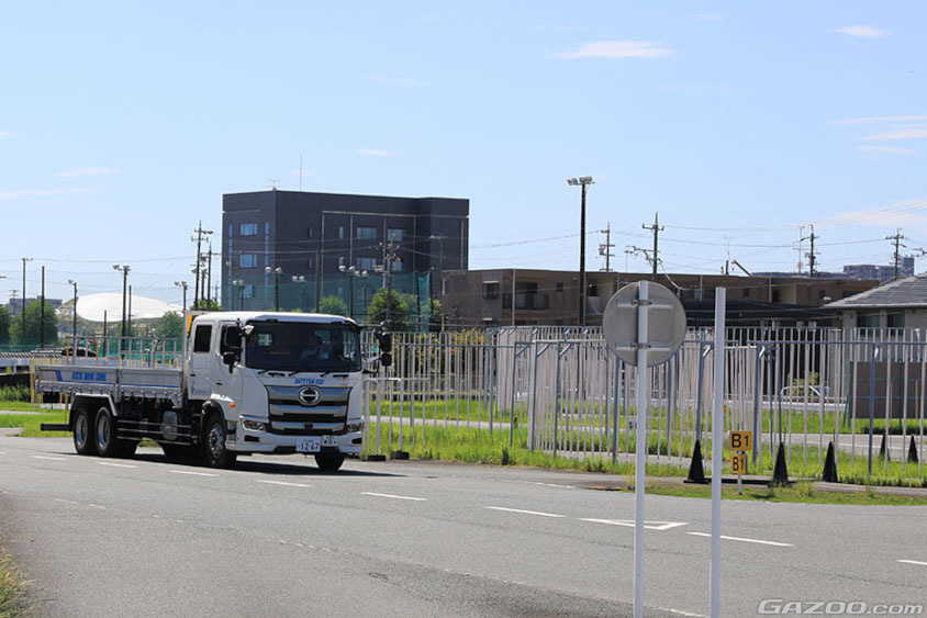 教習中の大型車