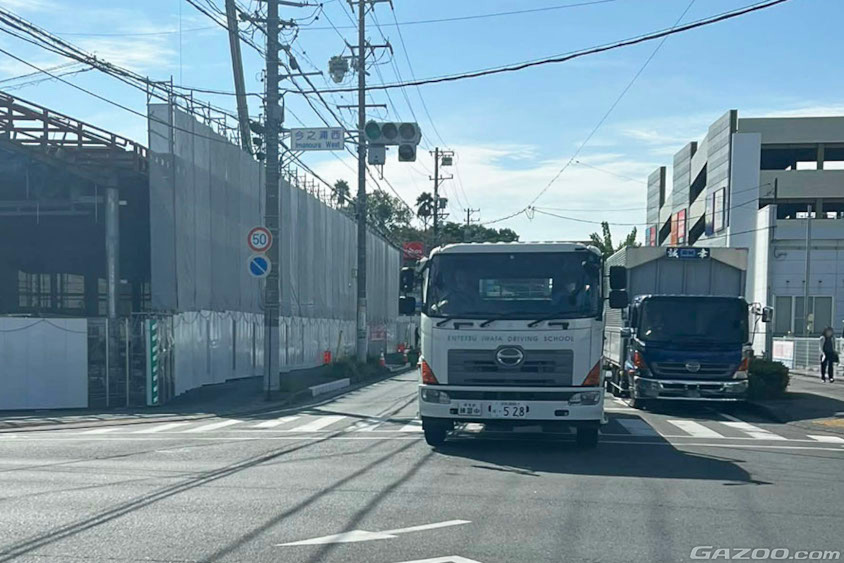 路上教習中の大型車
