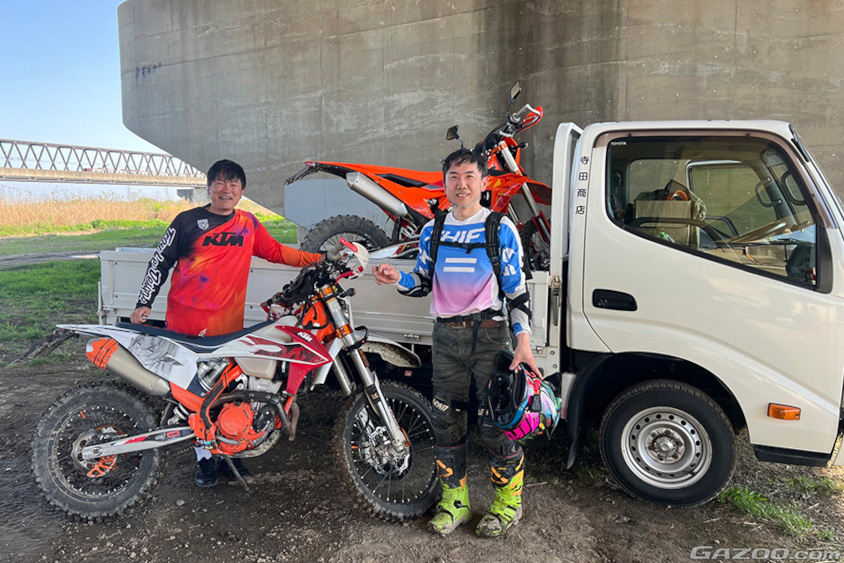 バイクを載せたトヨエースと寺田昌弘氏