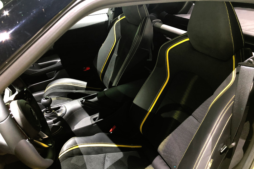 日本では2by2の方が受け入れられるのではないか？ と昔は思いましたが、スカイラインクーペとの棲み分けを考えてか完全2シーターとなったフェアレディZ。Z33から始まったこのスタイルも、すっかり定着しましたね。ということはスカイラインクーペも復活するのかな？ ちなみにトランクは開閉させてもらえませんでしたが、インテリアの撮影はOKだったので、開閉機構の細部がまだ煮詰まっていないのかもしれません。