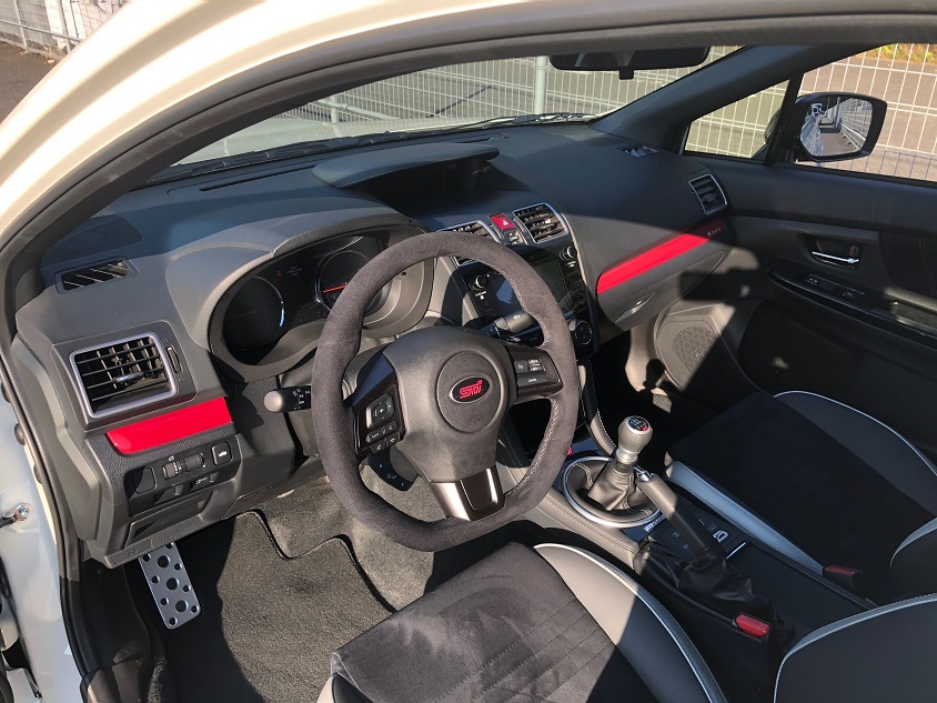 「やっぱりスポーツカーは、MTに限る！」なんてエンスーを気取りたいところですが、あまりの速さに操作が追いつかなくて、これならパドルシフトでもいいかも（汗 なんて思いました。ところでみなさん、これは左ハンドルなんですよ！ 