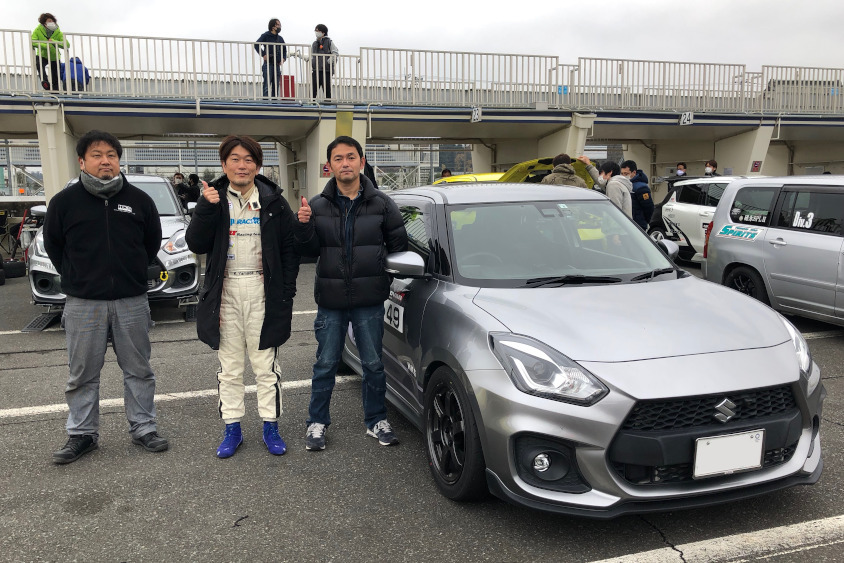 左からパワー・スポーツGTDの小里社長と、筆者、そしてスイスポをお貸し頂いたオーナーの荒木さん。この飾り気のないスイスポ、最高でしょ!?久しぶりに訪れたスーパーバトルは、各ショップアタックの間際こそ真剣な空気も漂いますが、基本的にはアットホームな雰囲気でとても楽しかった。これが休日開催だったら、同じクルマに乗るユーザーが沢山きて、もっと盛り上がるイベントになる気がするんだけどな。