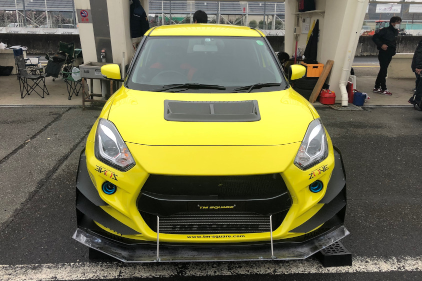 写真は元レーシングドライバーであり、日本一のスイフトおたくである田中ミノルさんの愛機「TMｰSQUARE」号。他にもレイル号やトライフォース号、アールズ号など有名所のスイフト・スポーツが沢山いました。