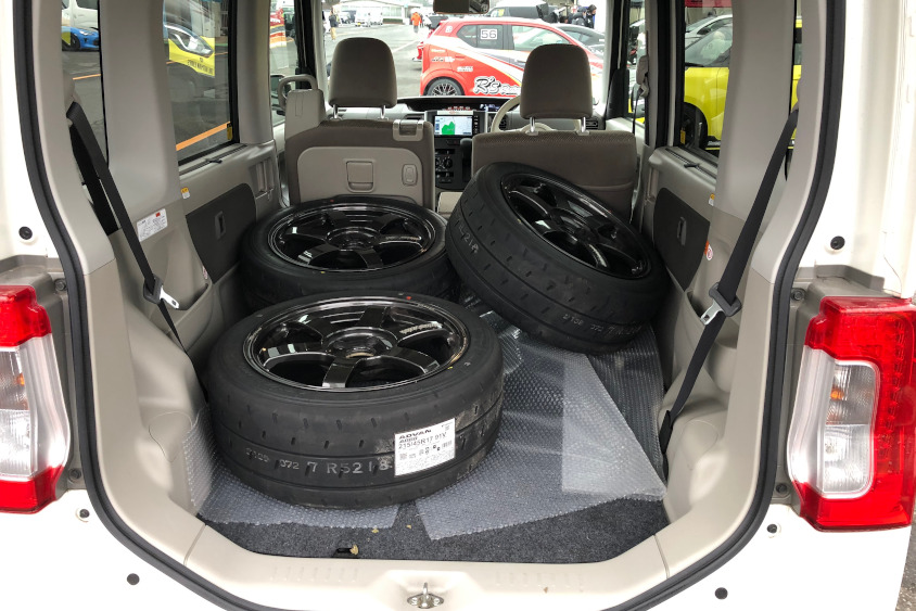 出場を決めてからの時間が圧倒的に足りなかったので、タイヤは1setしか用意できなかった。虎の子のADVAN A08Bは軽ワゴンの荷室で、冷えないように暖めました（笑）。「たら・れば」は沢山あるんだけど、それもひっくるめて最高に楽しい一日だった。やっぱりクルマは最高！