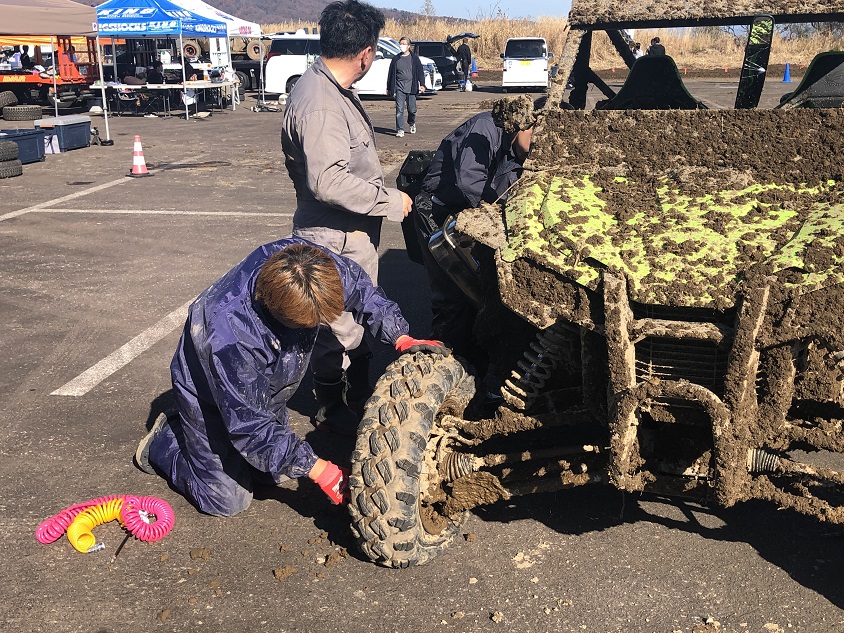 クルマは最高のトモダチ』クルマでジャンプ！ 泥んこダートレースで