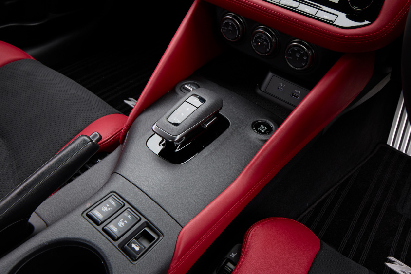 日産・新型フェアレディZの9速ATシフトノブ