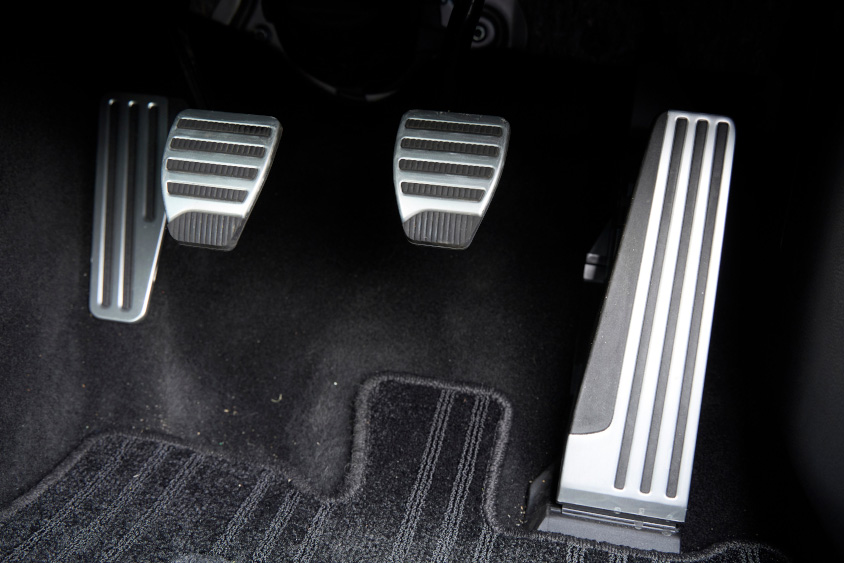 日産・新型フェアレディZの6速MTのペダル