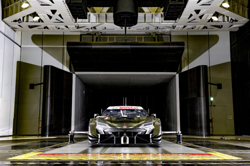 ホンダHRC Sakuraの1/1スケールの風洞にセットされるNSX-GT