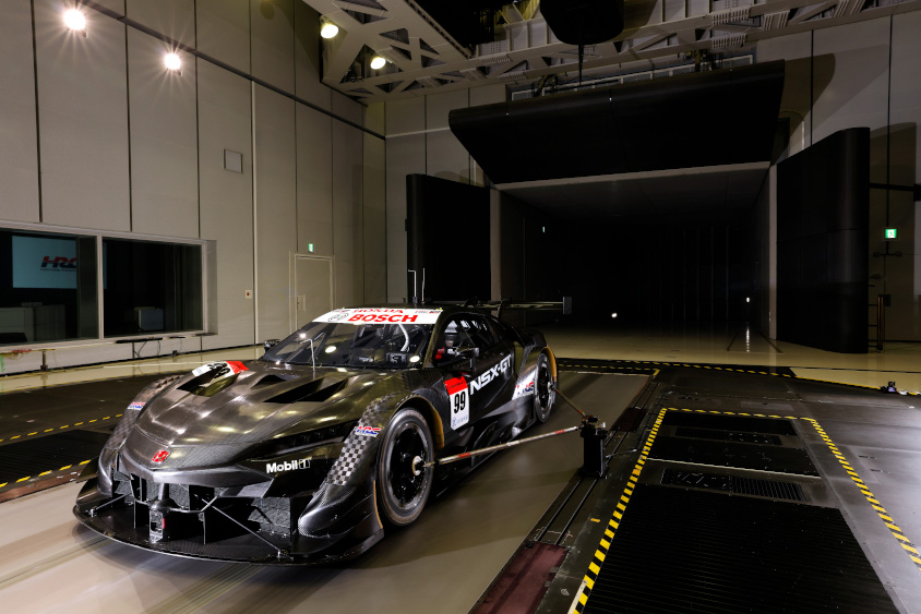 ホンダHRC Sakuraの1/1スケールの風洞のムービングベルト上のNSX-GT