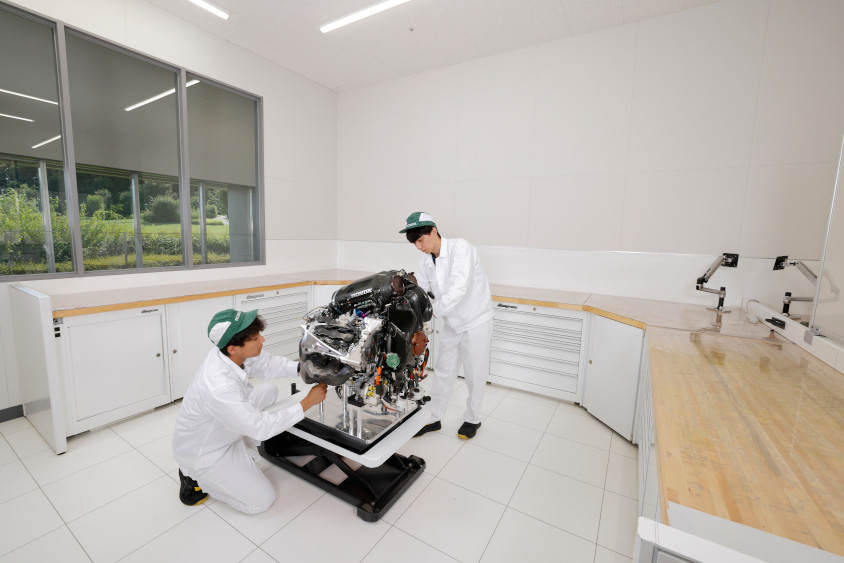 HRC Sakuraでパワーユニットを組み上げる様子