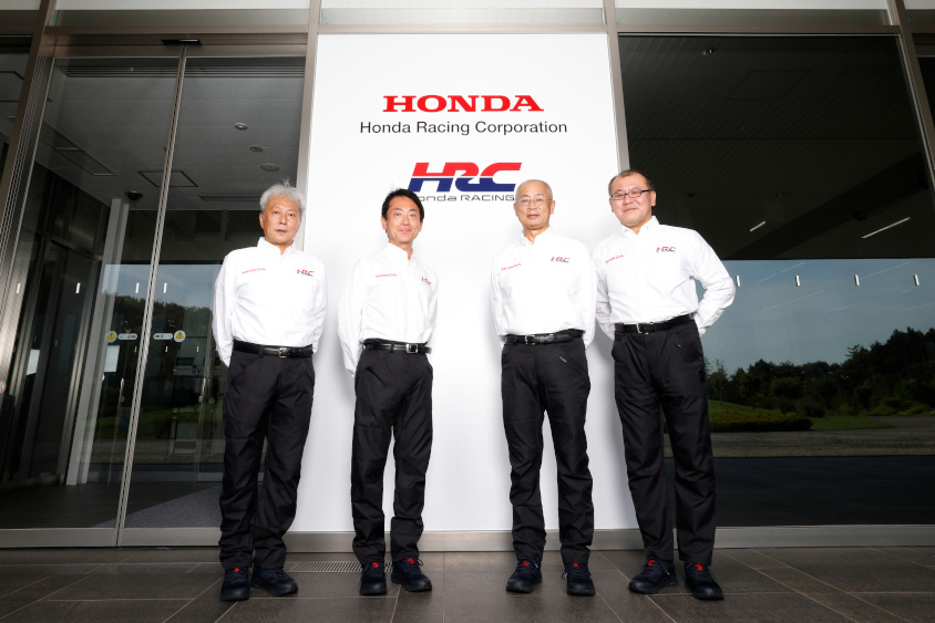 HRCの若林慎也二輪レース部長、渡辺康治代表取締役社長、浅木泰昭四輪レース開発部長、長井昌也企画管理部長