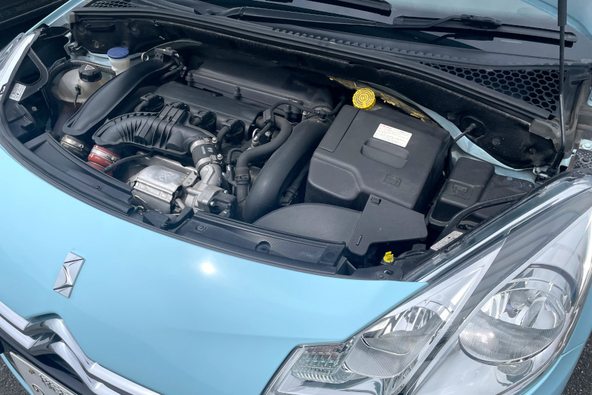 シトロエン・DS3のエンジンルーム