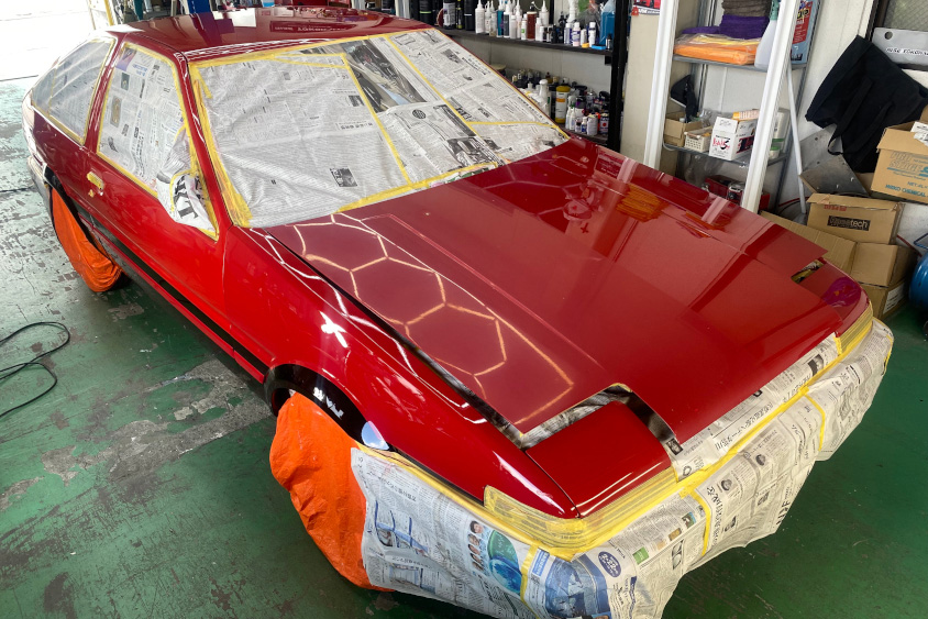 マスキングしたトヨタ・スプリンタートレノAE86「赤パン」右フロントビュー