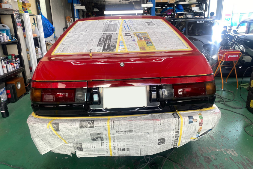 マスキングしたトヨタ・スプリンタートレノAE86「赤パン」リアビュー