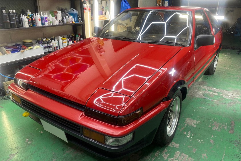 トヨタ・スプリンタートレノAE86「赤パン」の左フロントビュー