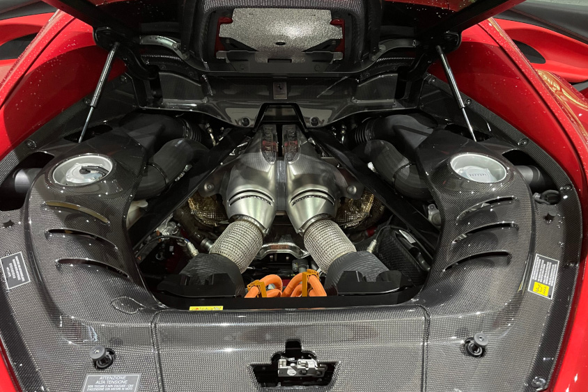 フェラーリ・Ferrari 296GTBのエンジンルーム