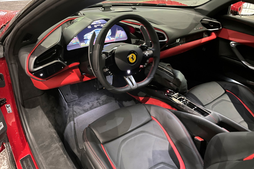 フェラーリ・Ferrari 296GTBの運転席のパドルシフト