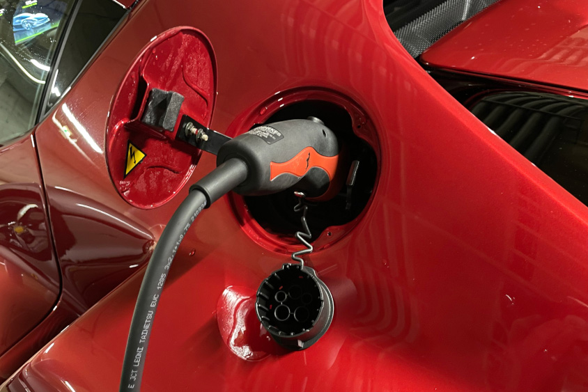 フェラーリ・Ferrari 296GTBの給電