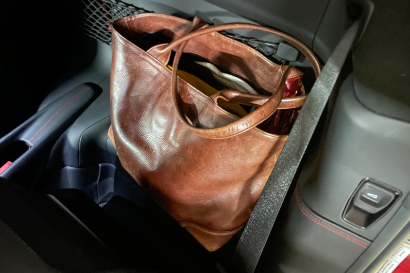 フェラーリ・Ferrari 296GTBのシート裏側の収納スペース